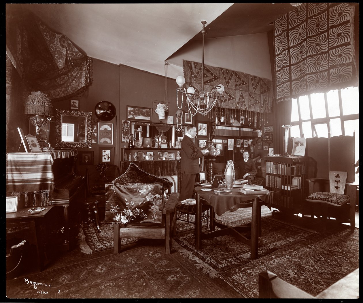 Will R. Barnes in zijn studio, 1903 door Byron Company