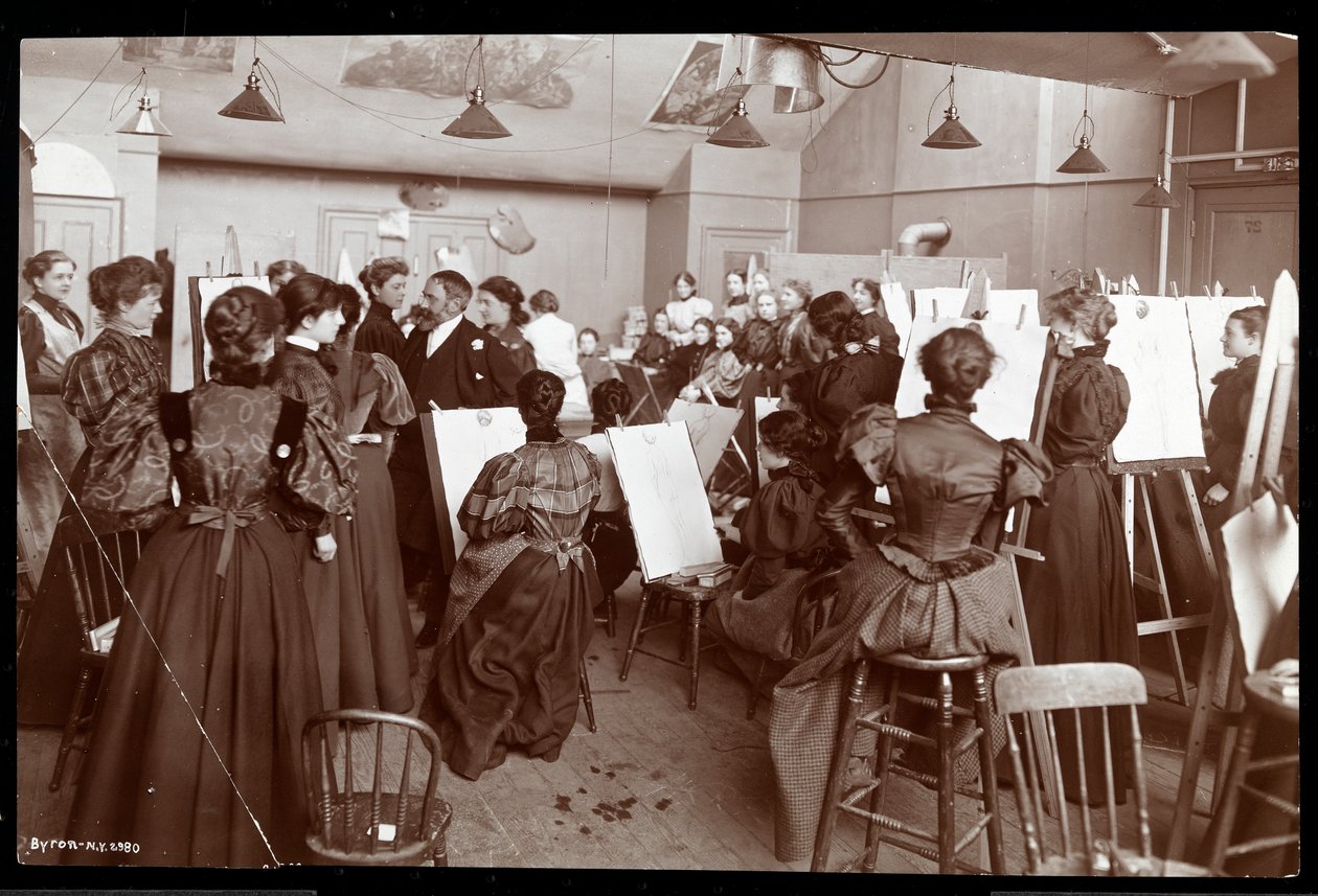 William Chase geeft les aan een kunstklas of vrouwelijke studenten, 1896-98 door Byron Company