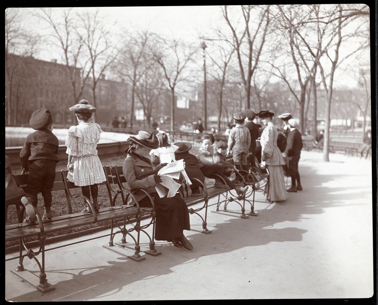 Vrouwen en kinderen op parkbanken in Union Square, New York, 1903 door Byron Company