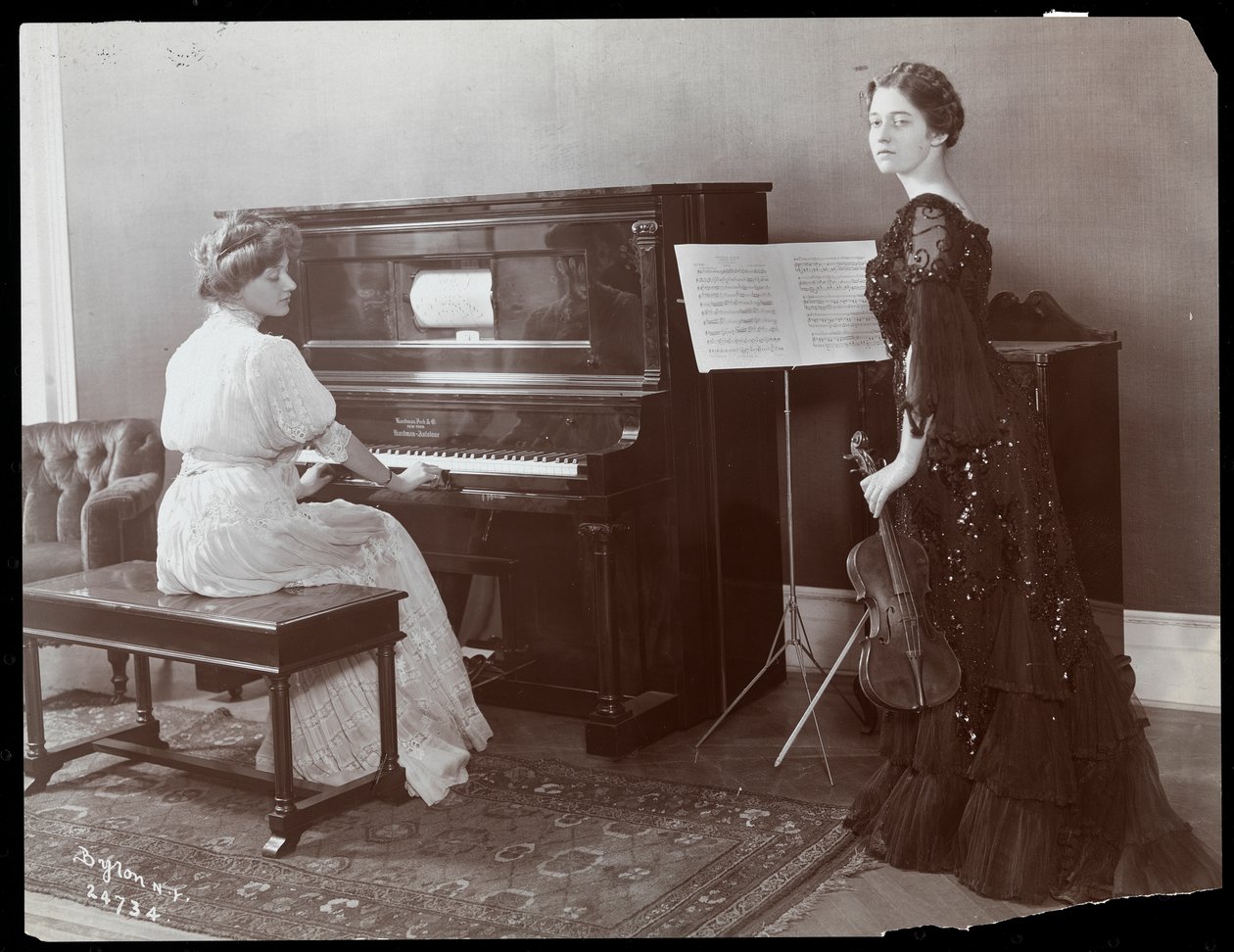 Vrouwen die een pianola en een viool bespelen, New York, 1907 door Byron Company
