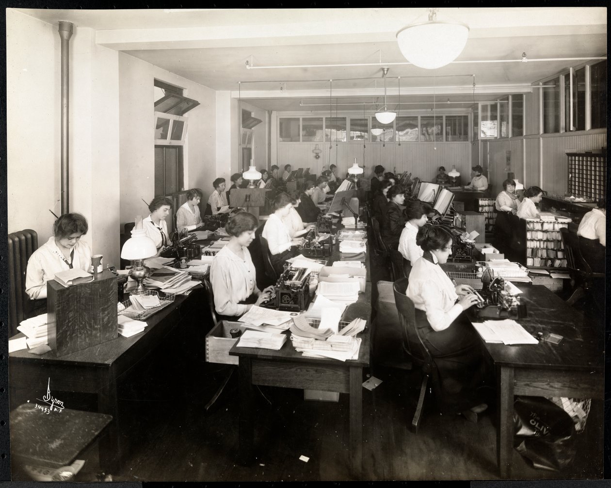 Vrouwen typen in een kantoor van de Mantle Co. of America, New York, 1915 of 1916 door Byron Company