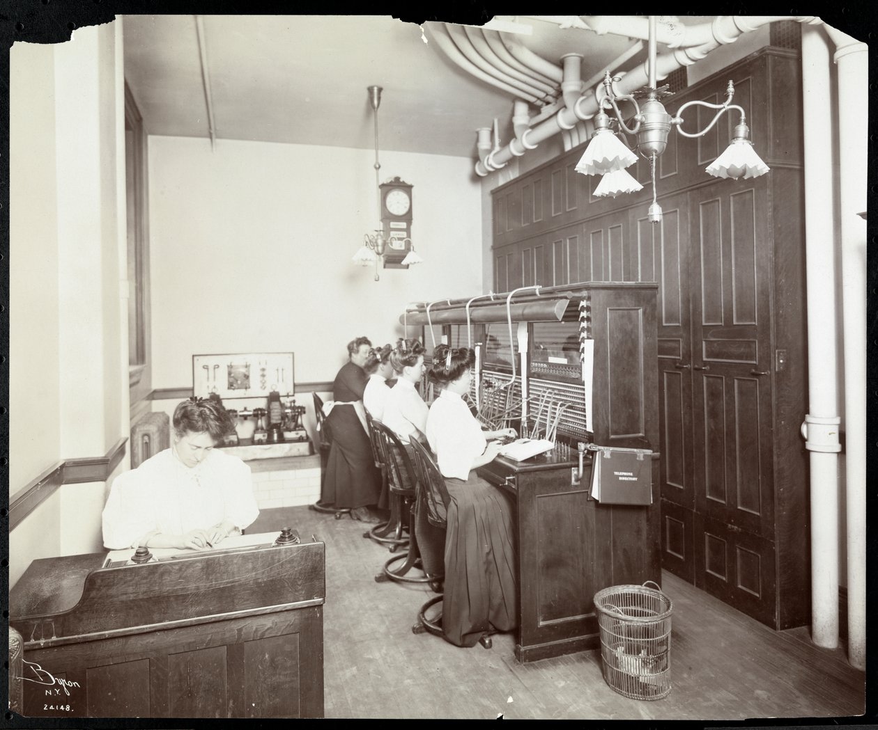 Vrouwen aan het werk bij de telefooncentrale van de Metropolitan Life Insurance Co. aan 23rd Street en Madison Avenue, New York, 1907 door Byron Company