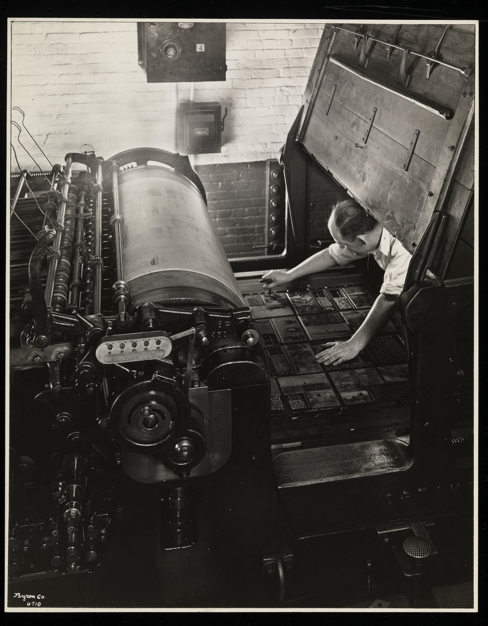 Werken aan een Meihle-pers bij Unz und Co., 24 Beaver Street, New York, 1932 door Byron Company