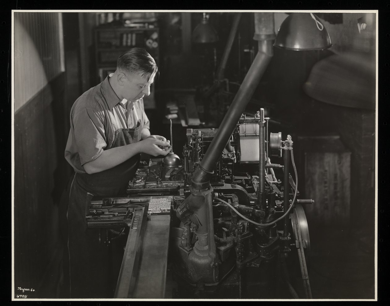 Werken aan een monotype machine bij Unz en Co., 24 Beaver Street, New York, 1932 door Byron Company