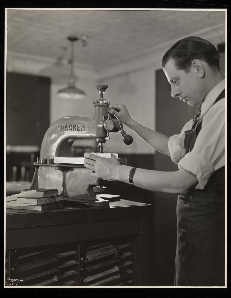 Werken aan type bij Unz und Co., 24 Beaver Street, New York, 1932 door Byron Company