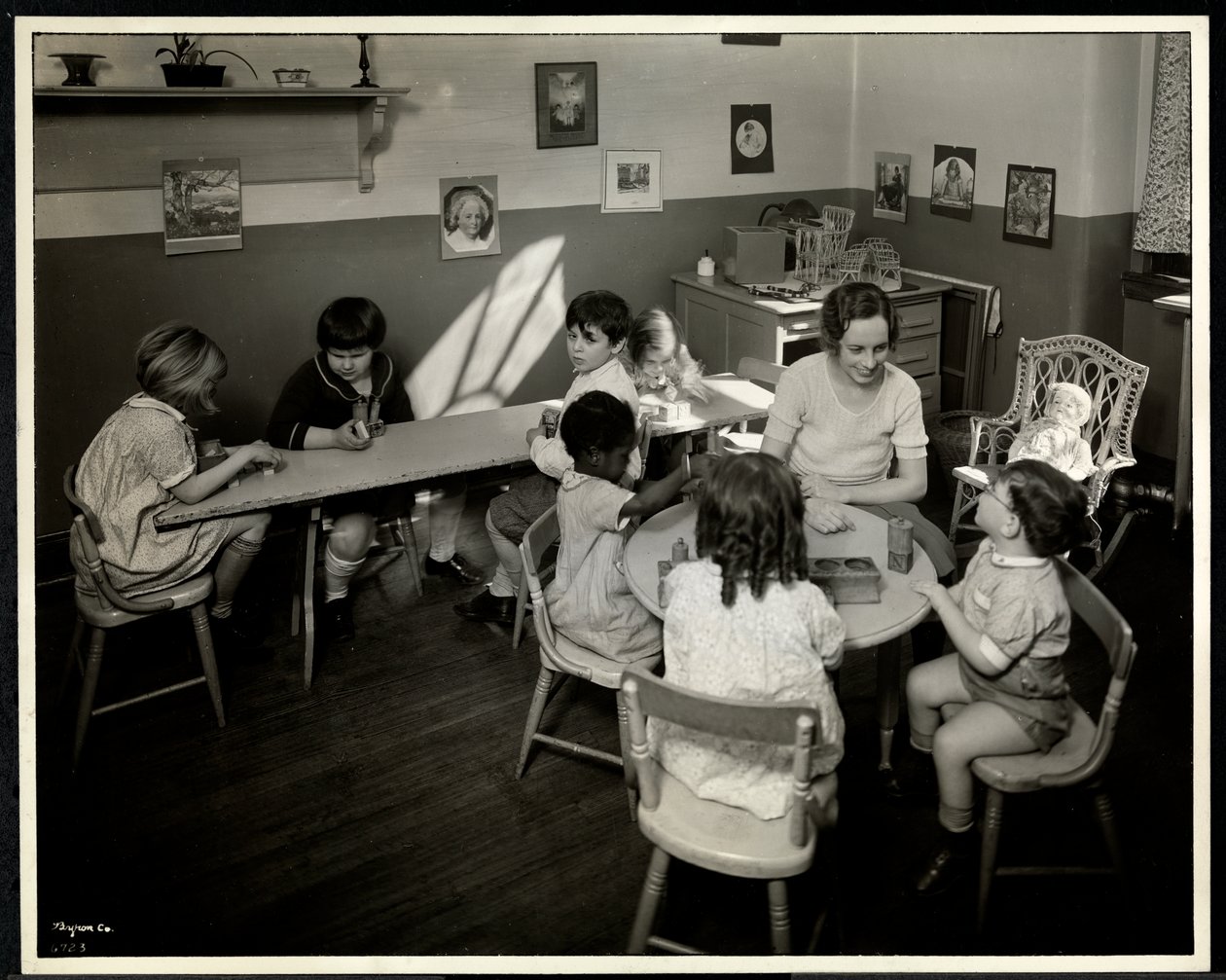 Jonge blinde kinderen met een vrouwelijke leraar in de kleuterschool bij de New York Association for the Blind, 111 East 59th Street, New York, 1933 door Byron Company