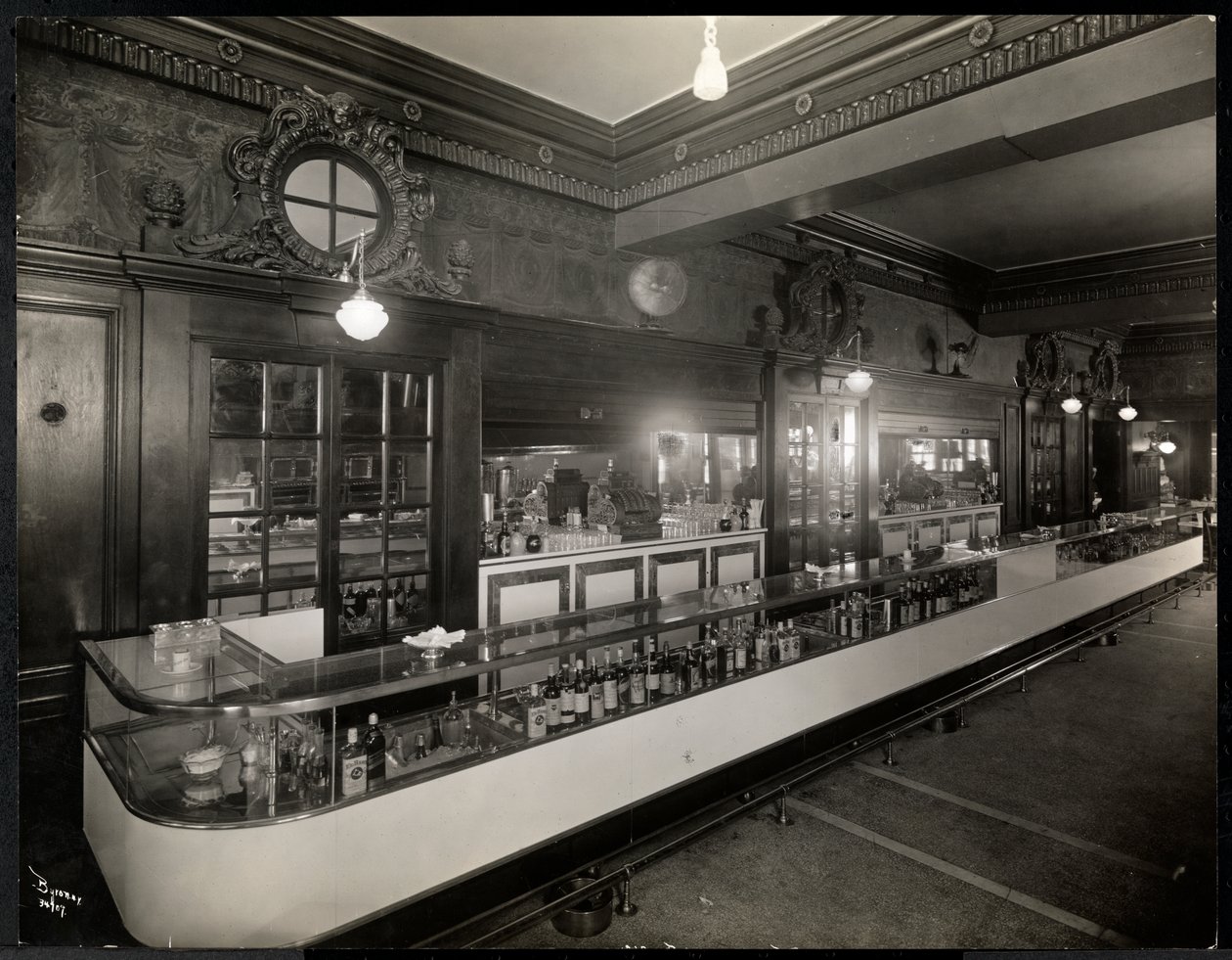 Een bar in het Robert Treat Hotel, Newark, New Jersey, 1916 door Byron Company