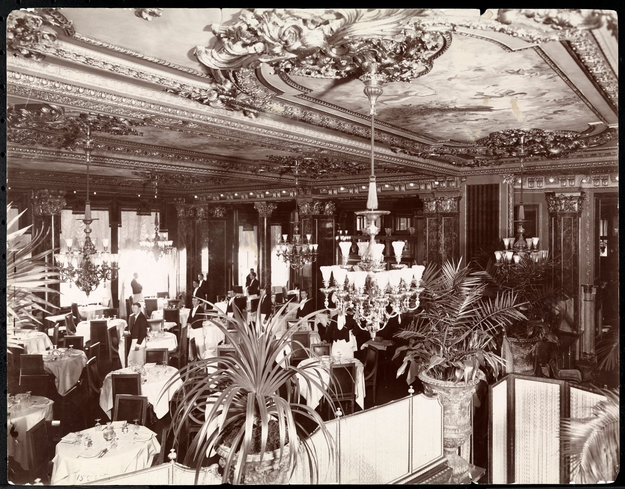 Een eetkamer in het Hotel Savoy, ca. 1895-96 door Byron Company