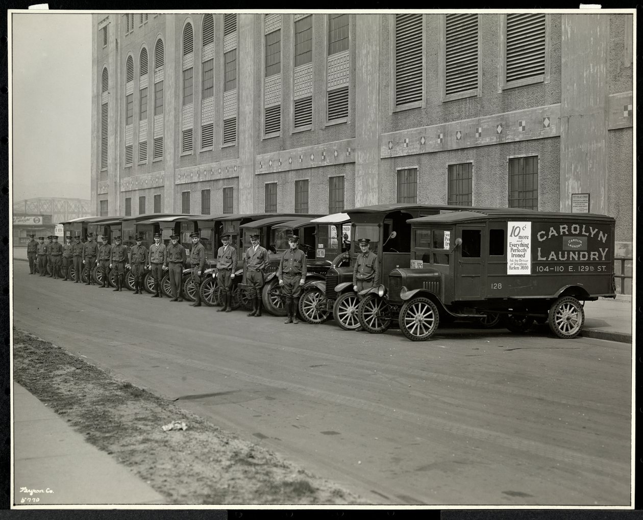 Een rij bezorgwagens geparkeerd buiten de Carolyn Laundry op 111 East 128th Street, East Harlem, New York, 1929 door Byron Company