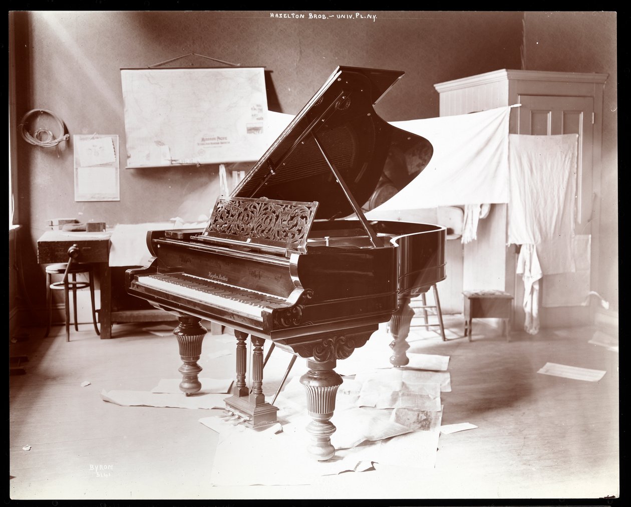Een piano van Hazelton Brothers Piano Co. aan University Place, New York, 1898 door Byron Company