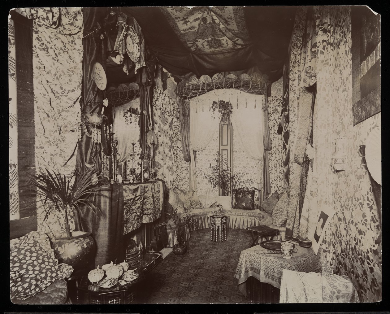 Een sierlijke zitkamer in de Blakely Hall residentie aan 11 West 45th Street, New York, 1896-98 (zilveren gelatin afdruk) door Byron Company