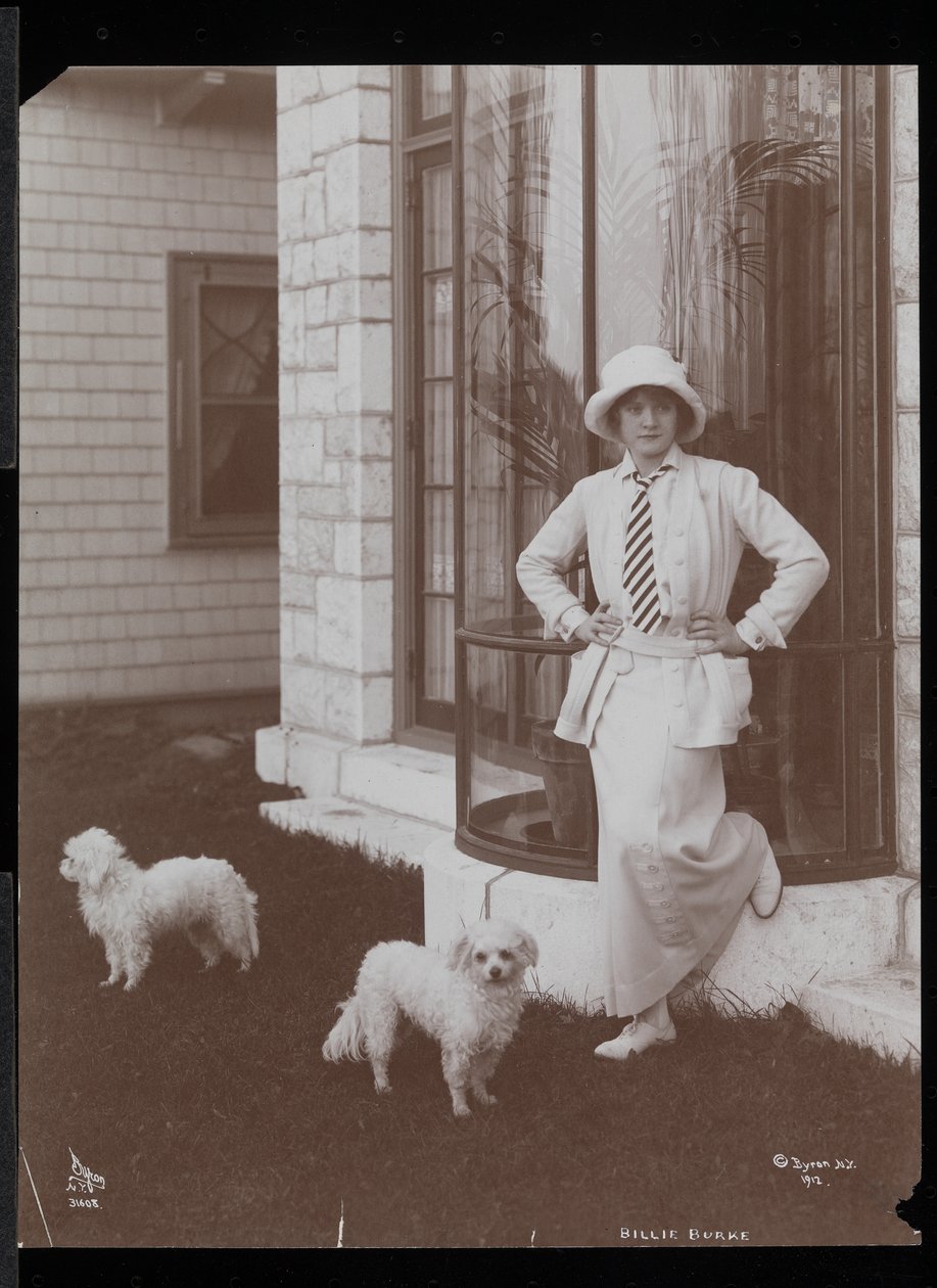 Billie Burke en twee honden bij Burkeleigh Crest, haar huis in Hastingson, New York door Byron Company