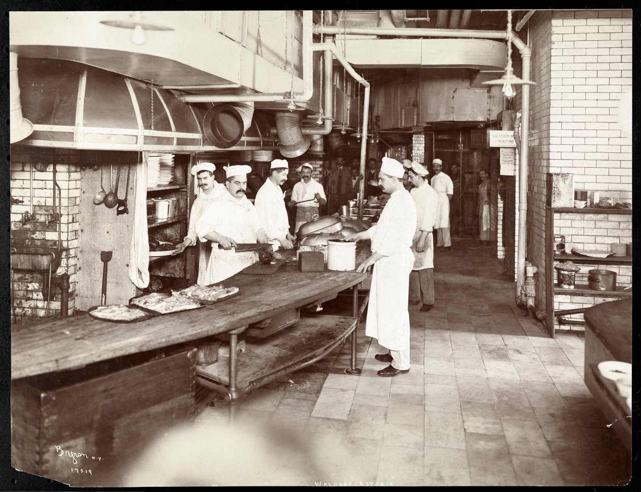 Koks aan het werk in de keuken van het Waldorf Astoria Hotel op 34th Street en 5th Avenue, New York door Byron Company