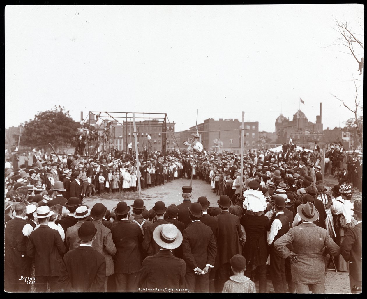 Menigte kijkt naar een polsstokhoogspringer in de Hudson Bank Gymnasium en Playground, 53rd Street en 11th Avenue, New York, 1898 door Byron Company
