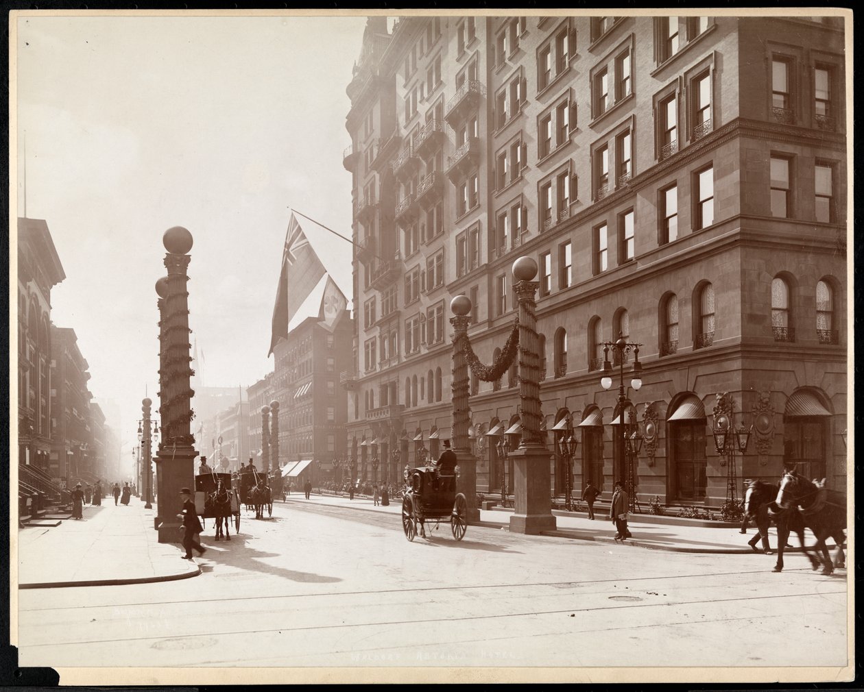 Versieringen voor de Dewey Parade in het Waldorf Astoria Hotel, 33rd Street en 5th Avenue, New York, 1899 door Byron Company
