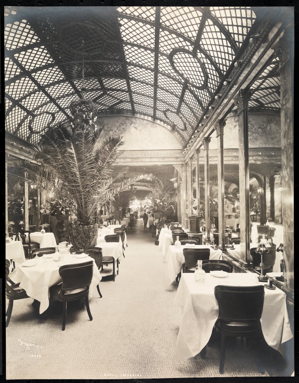 Eetkamer in het Hotel Imperial, 1904 door Byron Company