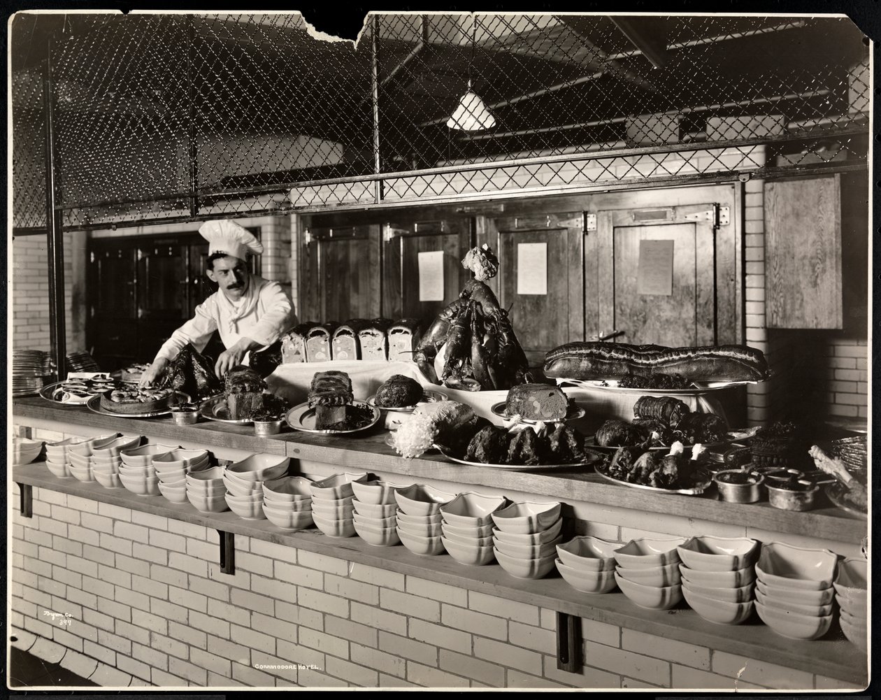 Weergave van koud vlees in de keuken van het Commodore Hotel, 1919 door Byron Company