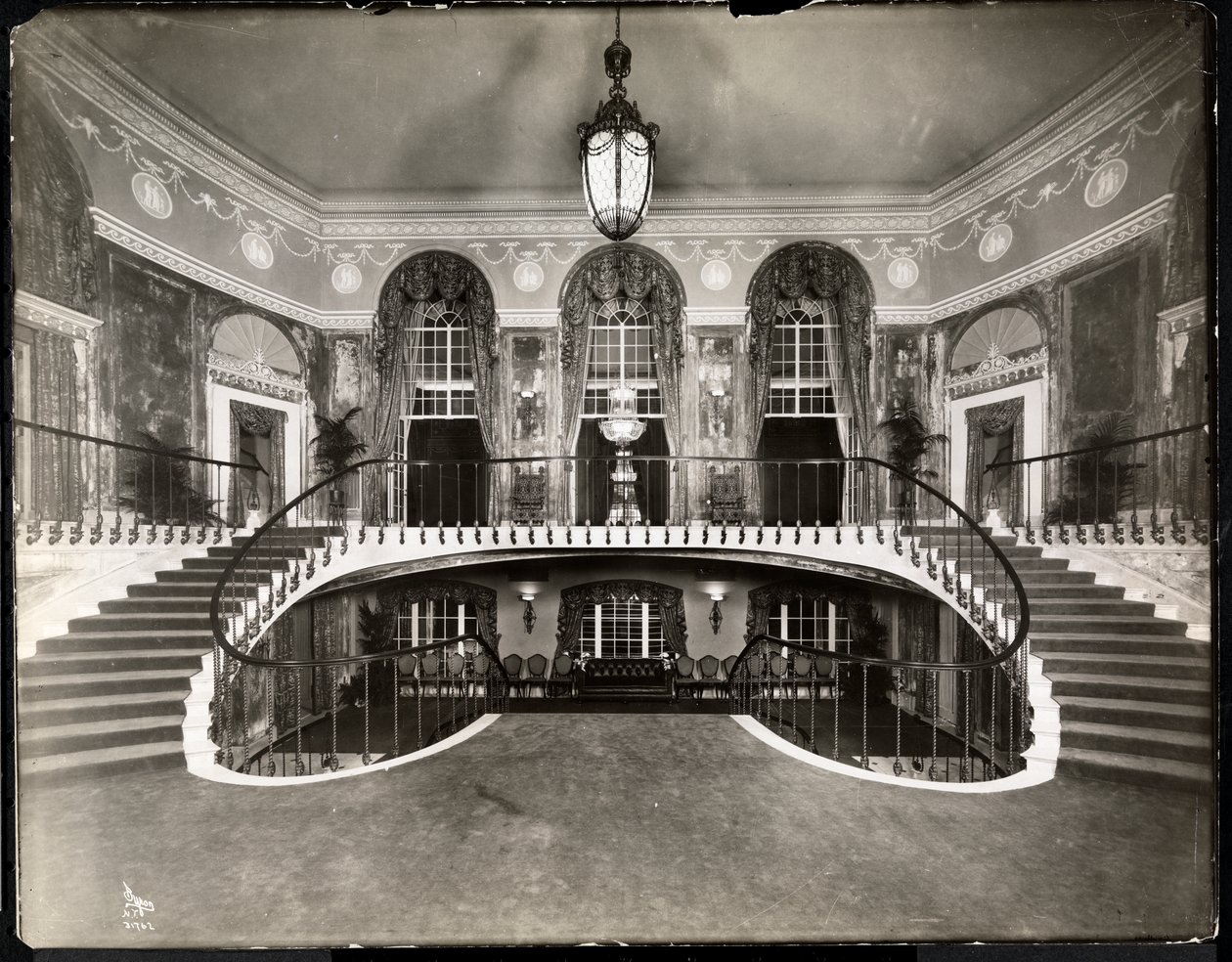 Dubbele trap in het Ritz-Carlton Hotel, 1913 door Byron Company
