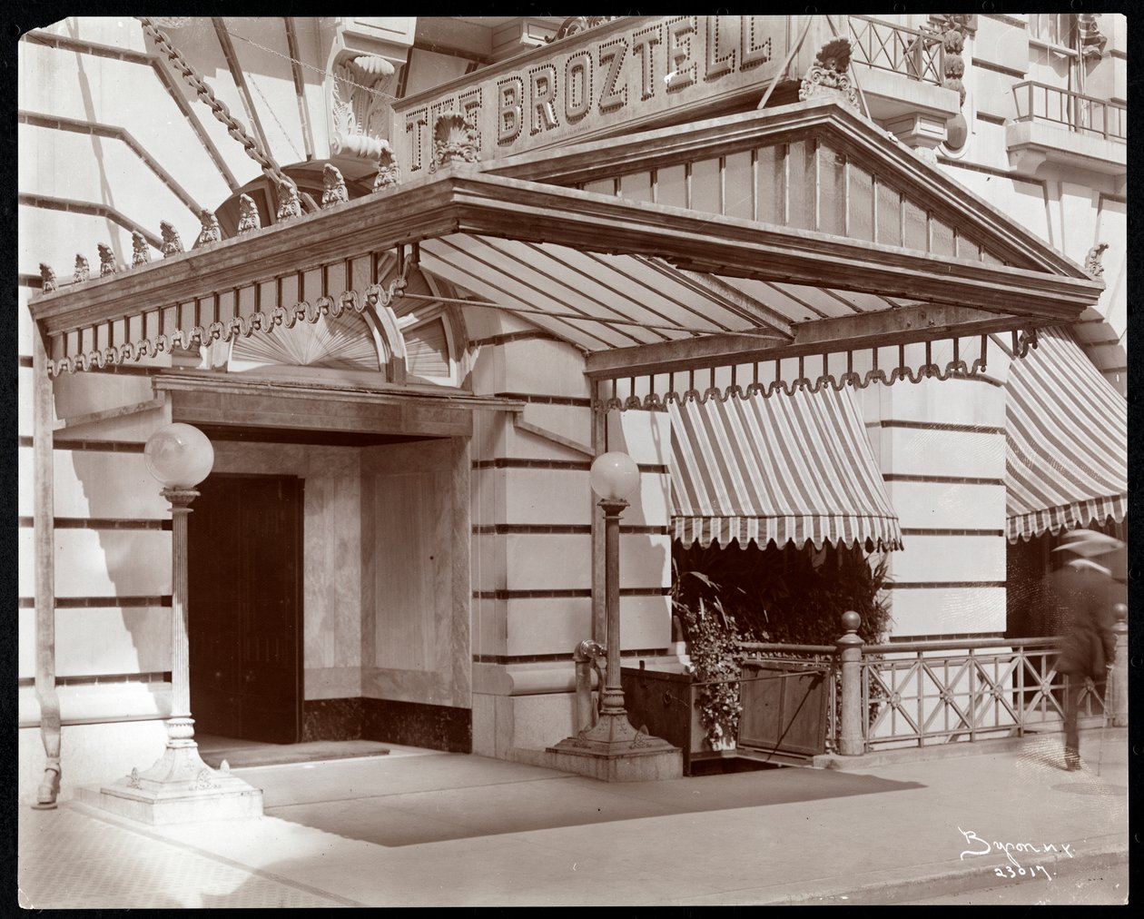 Ingang van Hotel Broztell, 3 East 27th Street, New York, 1906 door Byron Company