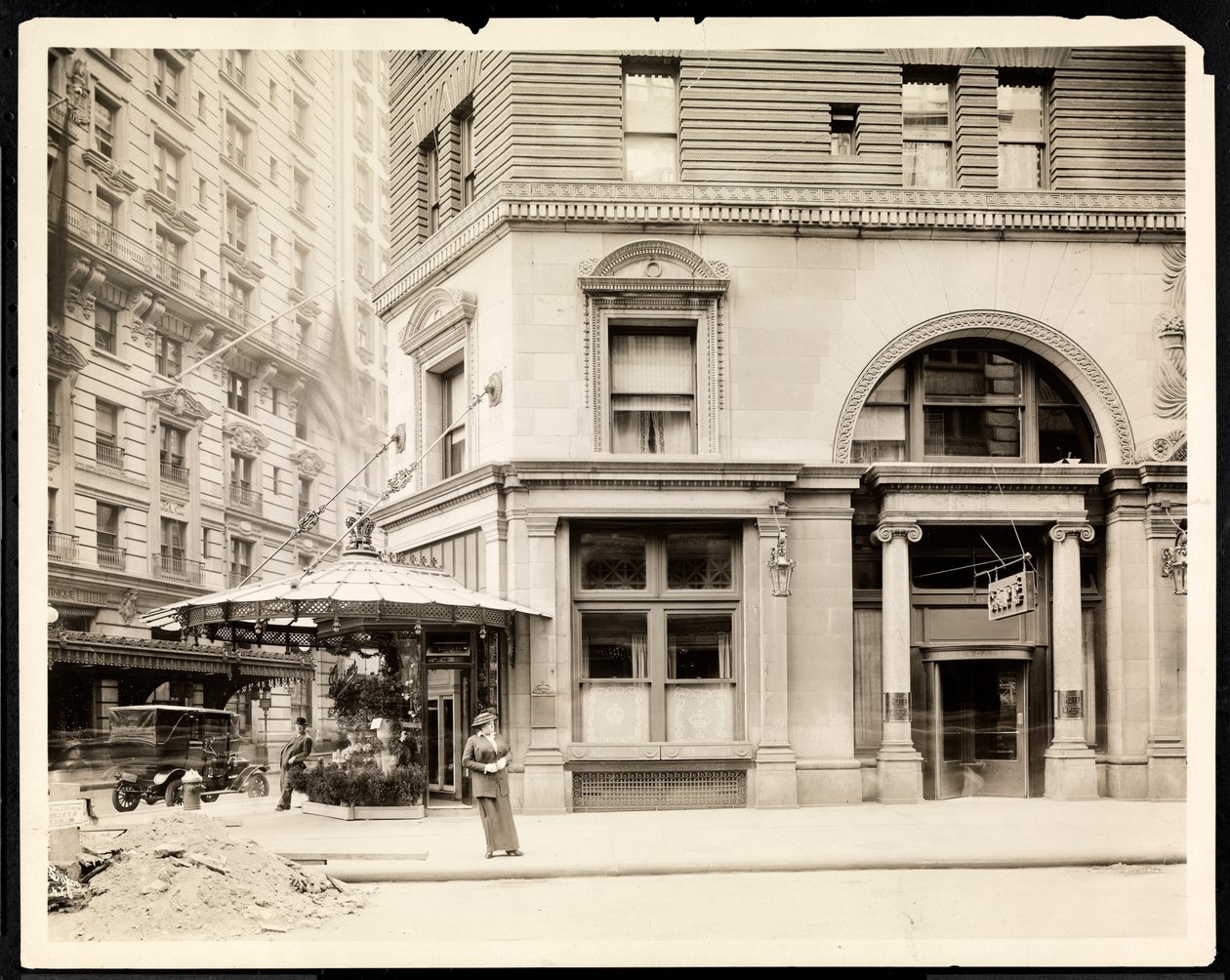 Bloemenstandaard en ingang van het Hotel Imperial Cafe aan Broadway en 32nd Street, New York door Byron Company