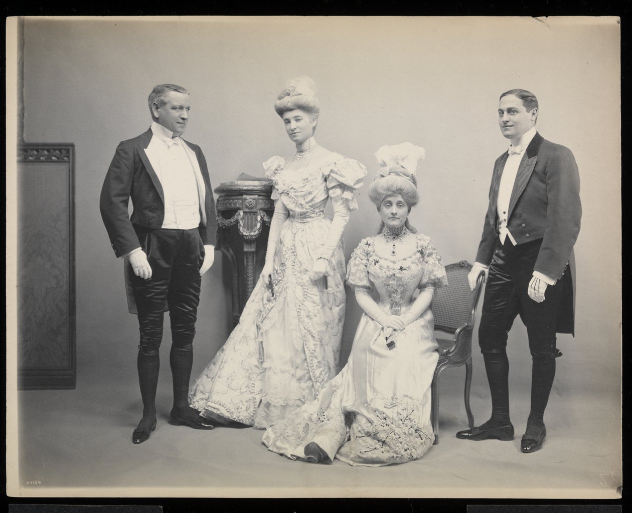 Groepsportret van Sydney Dillon Ripley met drie anderen op het James Hazen Hyde Bal, New York, 31 januari 1905 door Byron Company