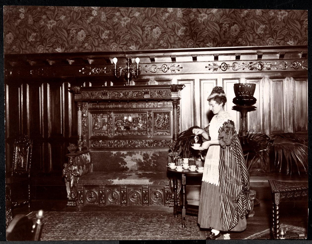 Gast die thee drinkt in het Hotel Marie Antoinette, 1895 of 1896 door Byron Company