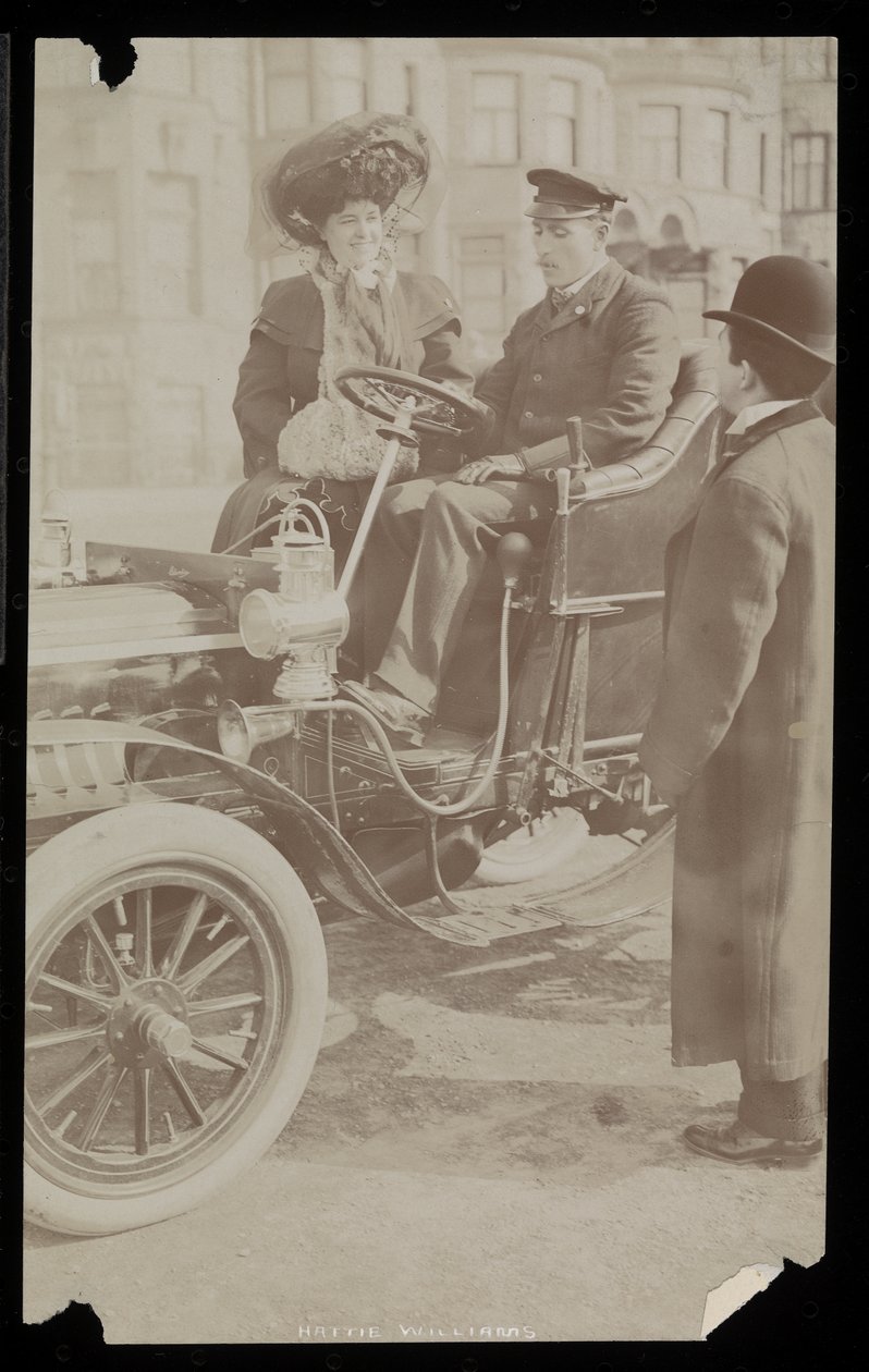 Hattie Williams zittend met chauffeur in een van de eerste auto