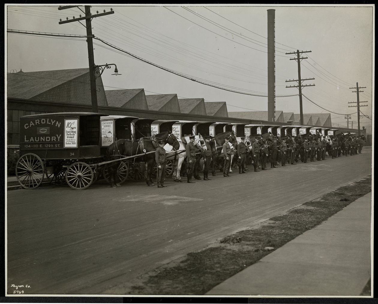Paard-en-wagen leveringswagens geparkeerd buiten de Carolyn Laundry op 111 East 128th Street, East Harlem, New York, 1929 door Byron Company