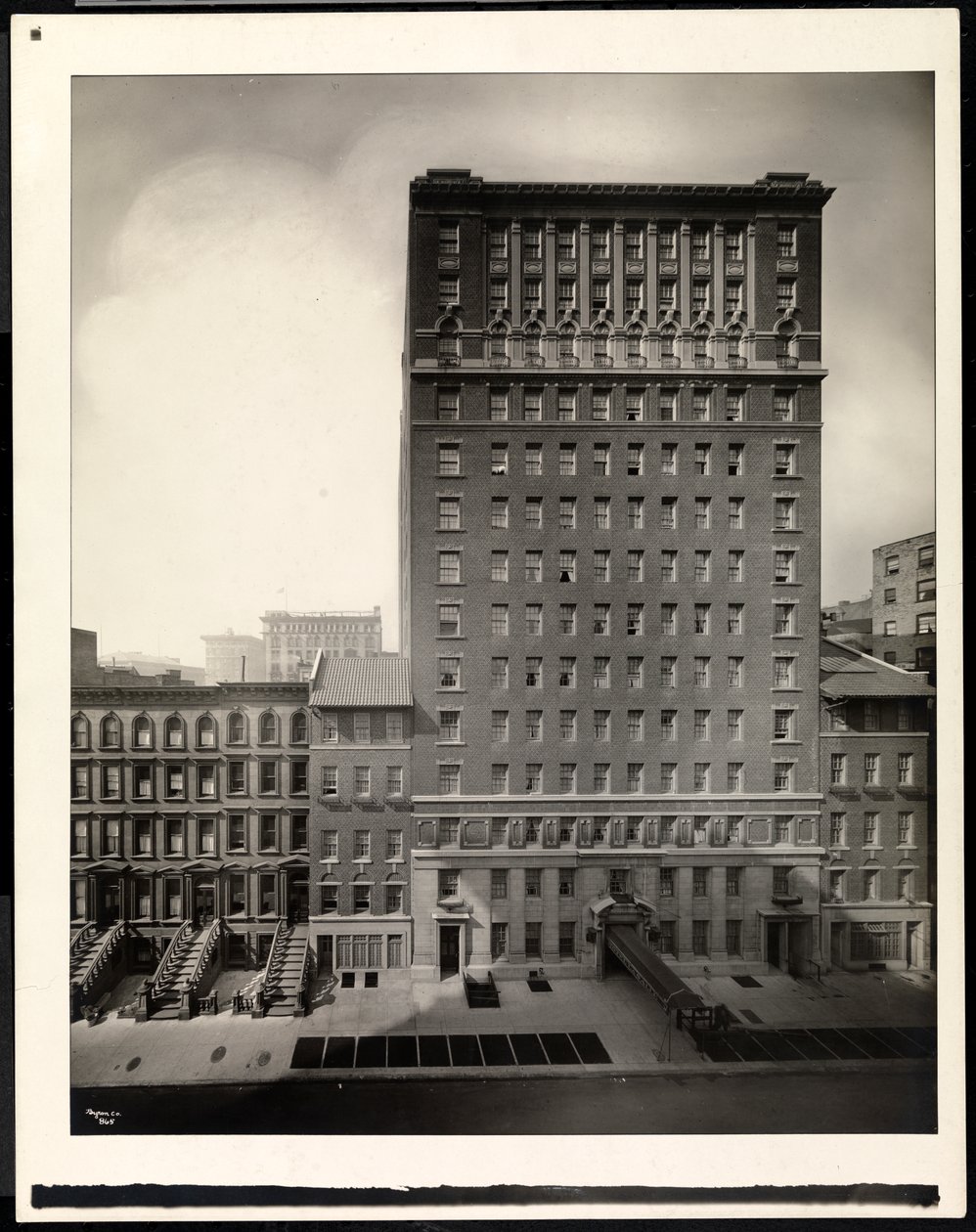 Hotel La Salle, 30 East 60th Street, New York, 1920 (zilvergelatinedruk) door Byron Company