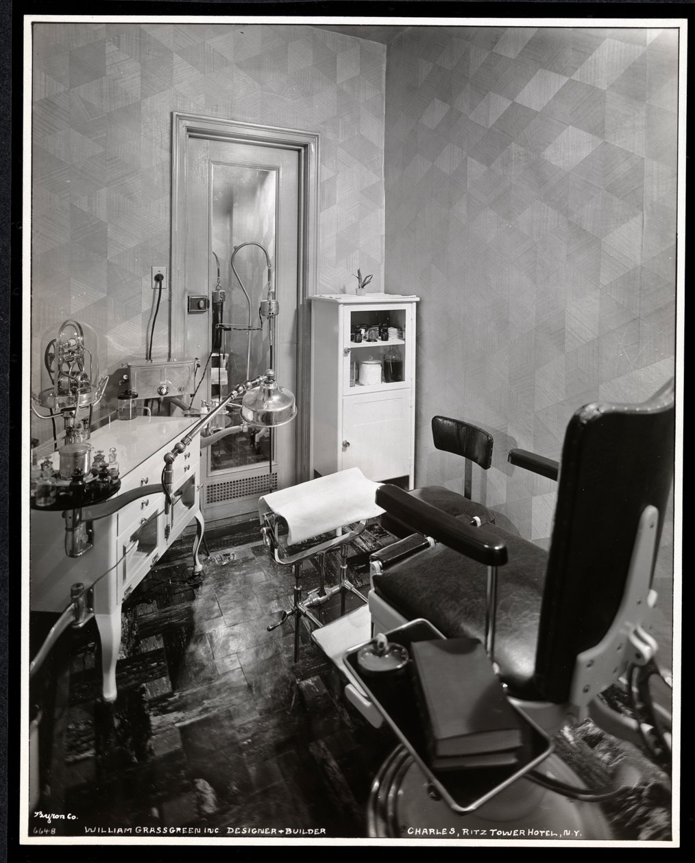 Interieur van de pedicurekamer in de Charles of the Ritz schoonheidssalon in het Ritz Tower Hotel, Park Avenue en 57th St, New York, 1932 door Byron Company