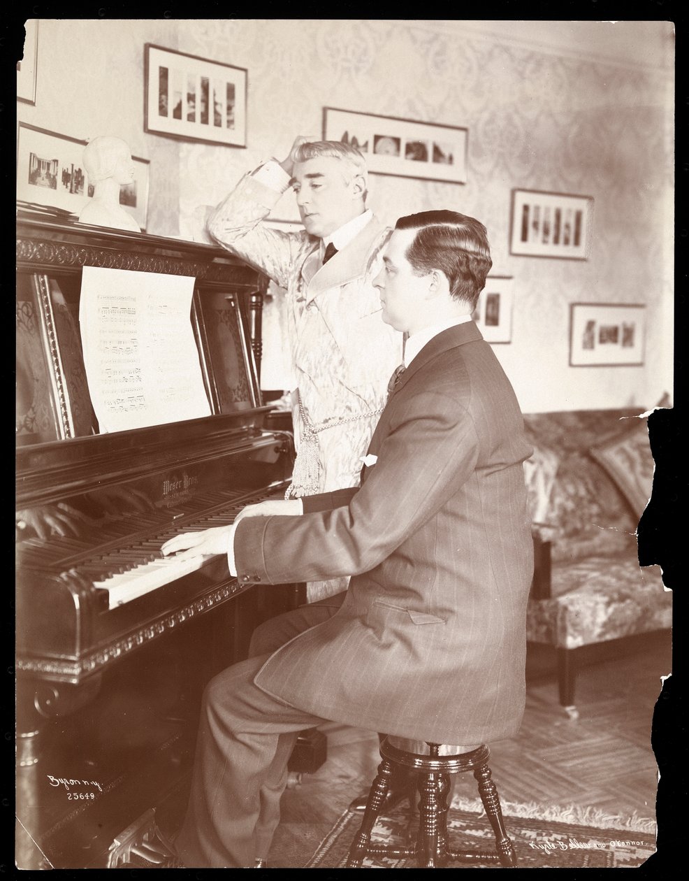 Kyrle Bellew en vriend aan de piano in Bellew