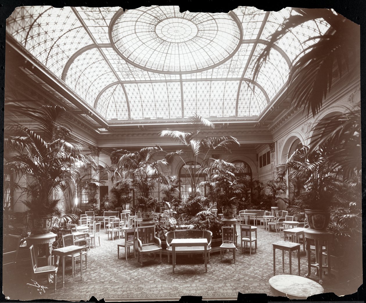 Lounge in het Plaza Hotel, ca. 1907 door Byron Company