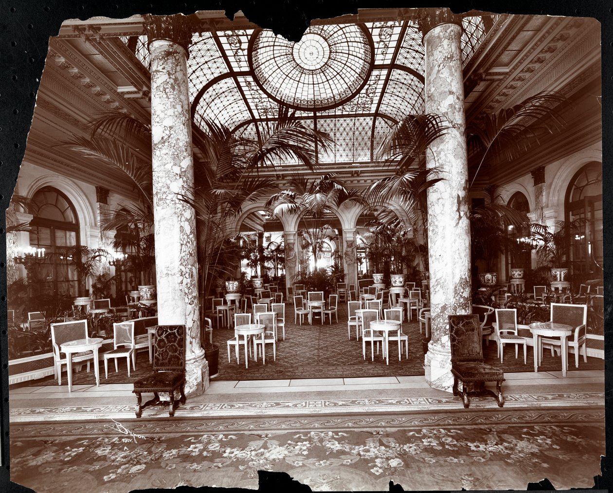 Lounge in het Plaza Hotel, ca. 1907 door Byron Company