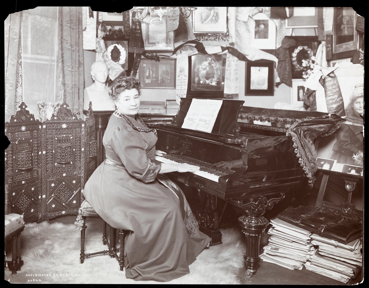Madame Schumann Heink zittend aan een piano, 1906 door Byron Company
