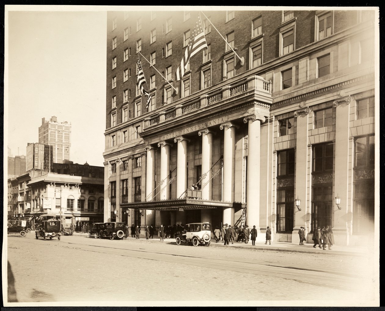 Hoofdingang van het Hotel Pennsylvania, 7th Avenue en 32nd Street, New York, 1919 door Byron Company