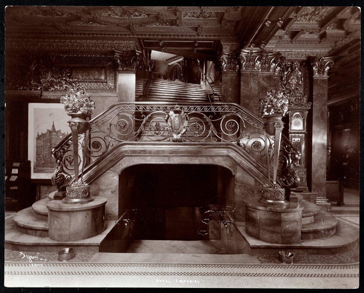Hoofdingang in de lobby van het Hotel Imperial, 1904 door Byron Company