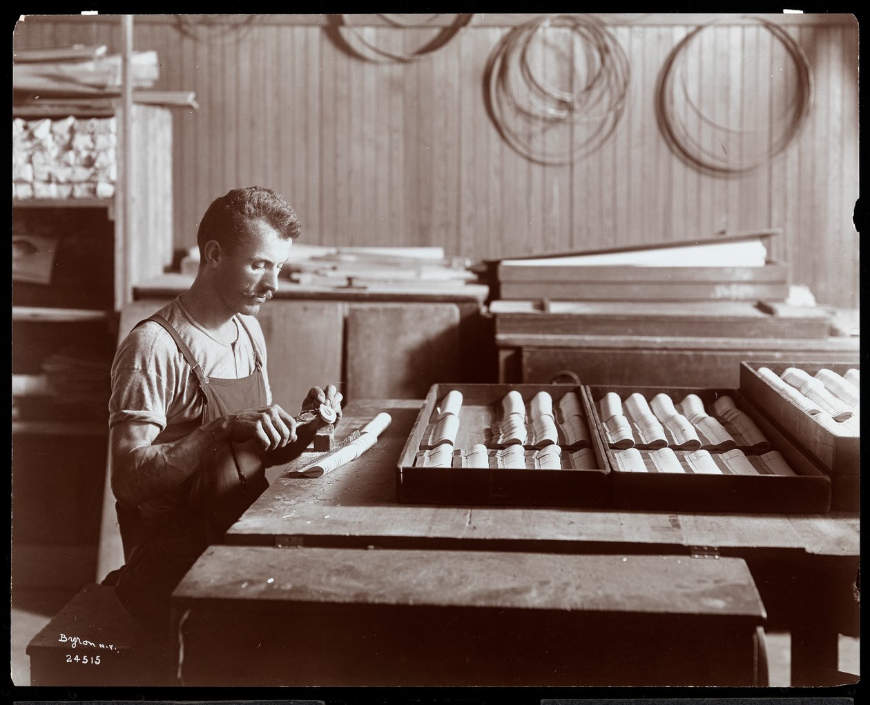 Man aan het werk in de Hardman, Peck en Co. pianofabriek, New York, 1907 door Byron Company