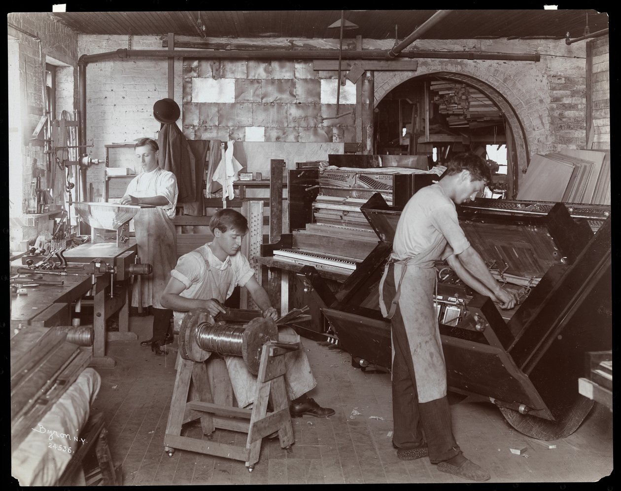 Mannen aan het werk in de Hardman, Peck und Co. pianofabriek, New York, 1907 door Byron Company