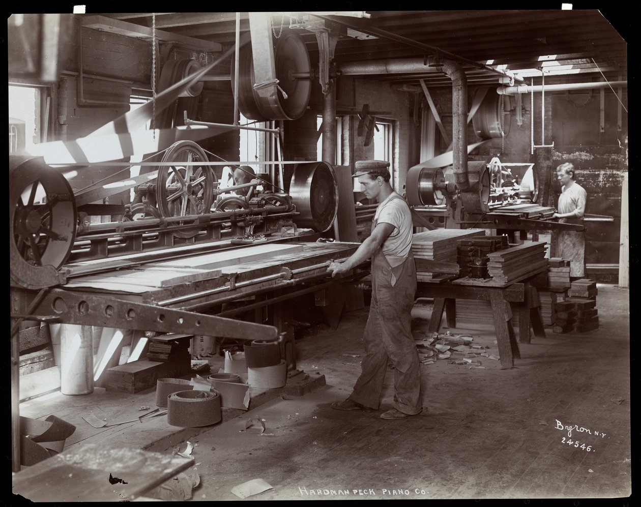 Mannen aan het werk in de Hardman, Peck und Co. pianofabriek, New York, 1907 door Byron Company