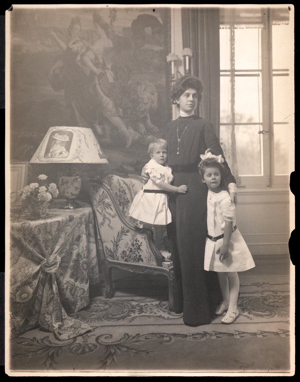 Mevrouw Clarence Mackay met haar kinderen op Harbor Hill, Long Island, ca. 1905 door Byron Company