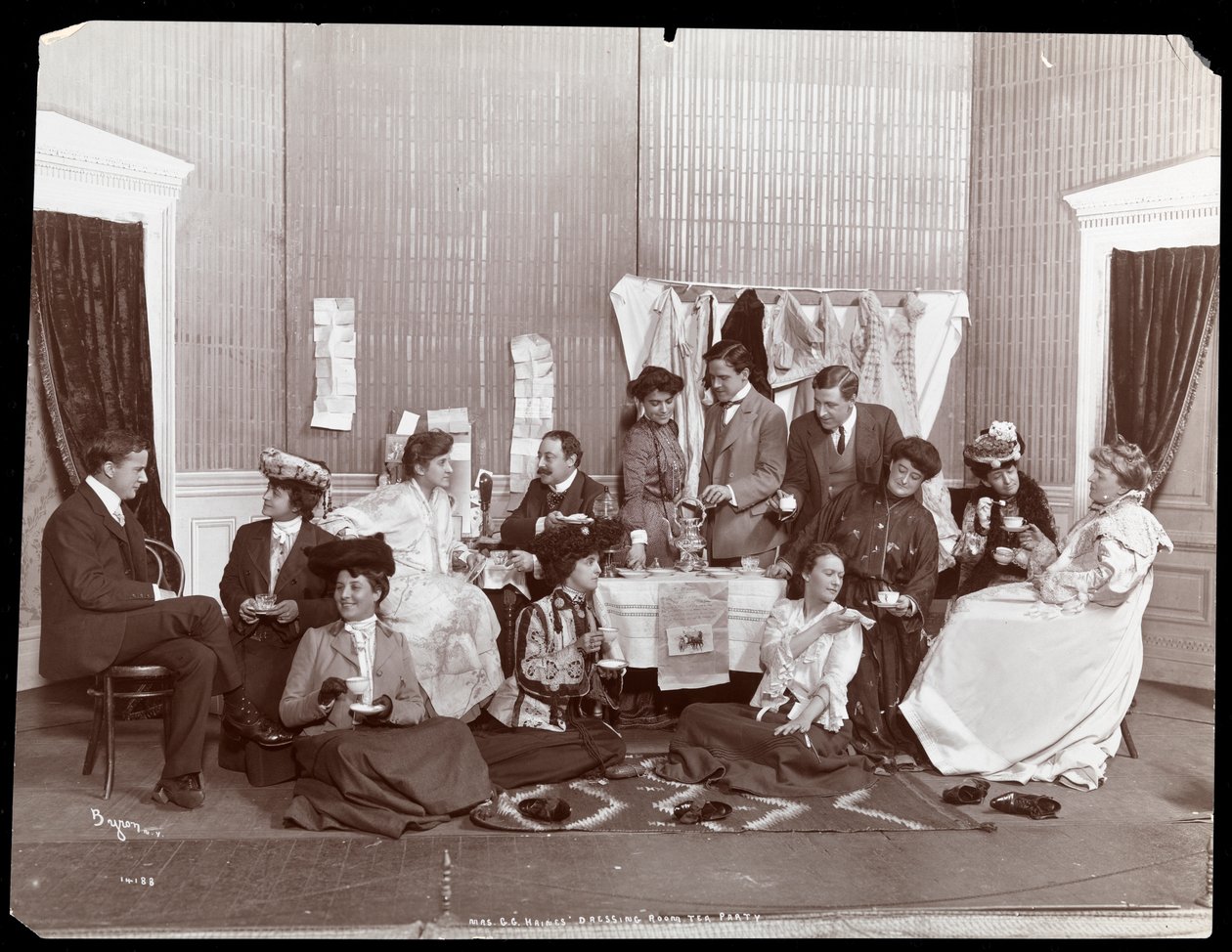 Mevrouw G.G. Haines, Theekransje in de Kleedkamer, 1902 door Byron Company