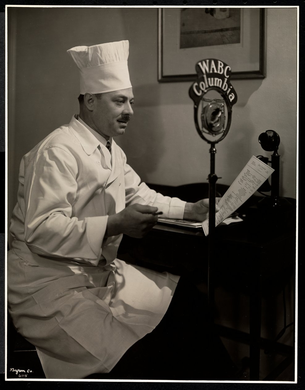 Portret van Chef Maurice Hervieux bij de microfoon in het Hotel Commodore, 1930 door Byron Company