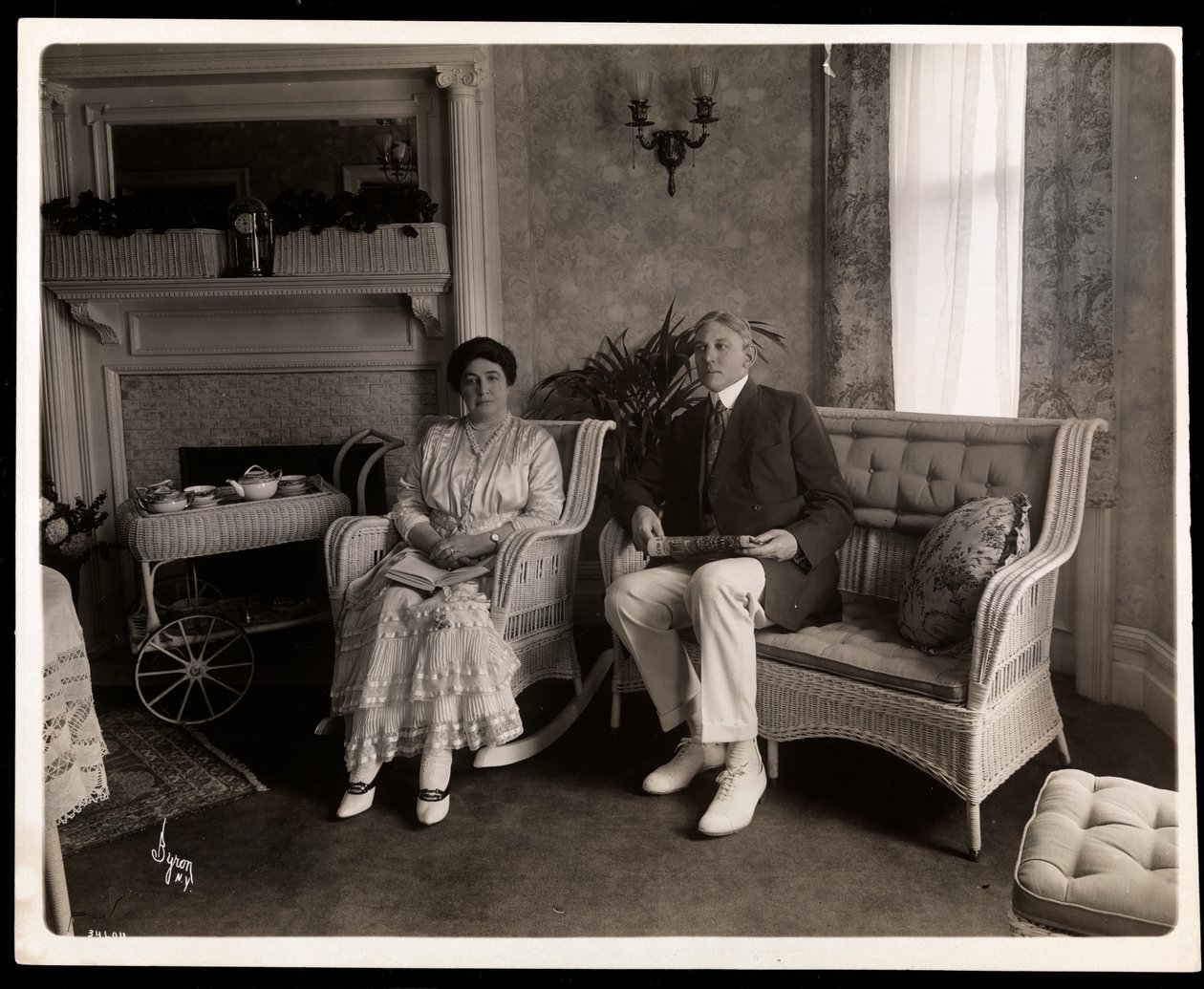 Portret van de heer en mevrouw Howard zittend in hun woonkamer aan 200 5th Avenue, New York, 1916-6 door Byron Company