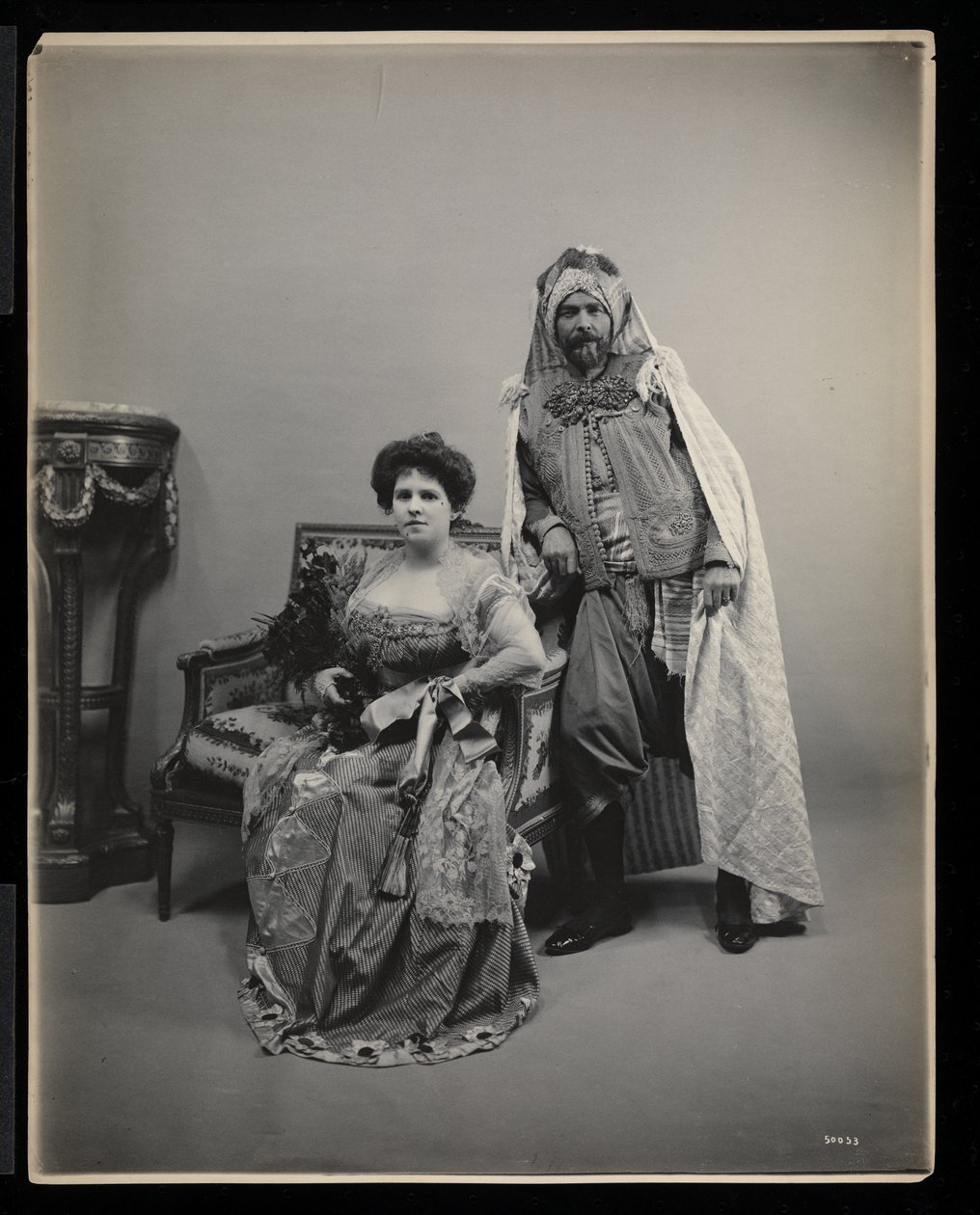Portret van een niet-geïdentificeerde man en vrouw op het James Hazen Hyde Bal, New York, 31 januari 1905 door Byron Company