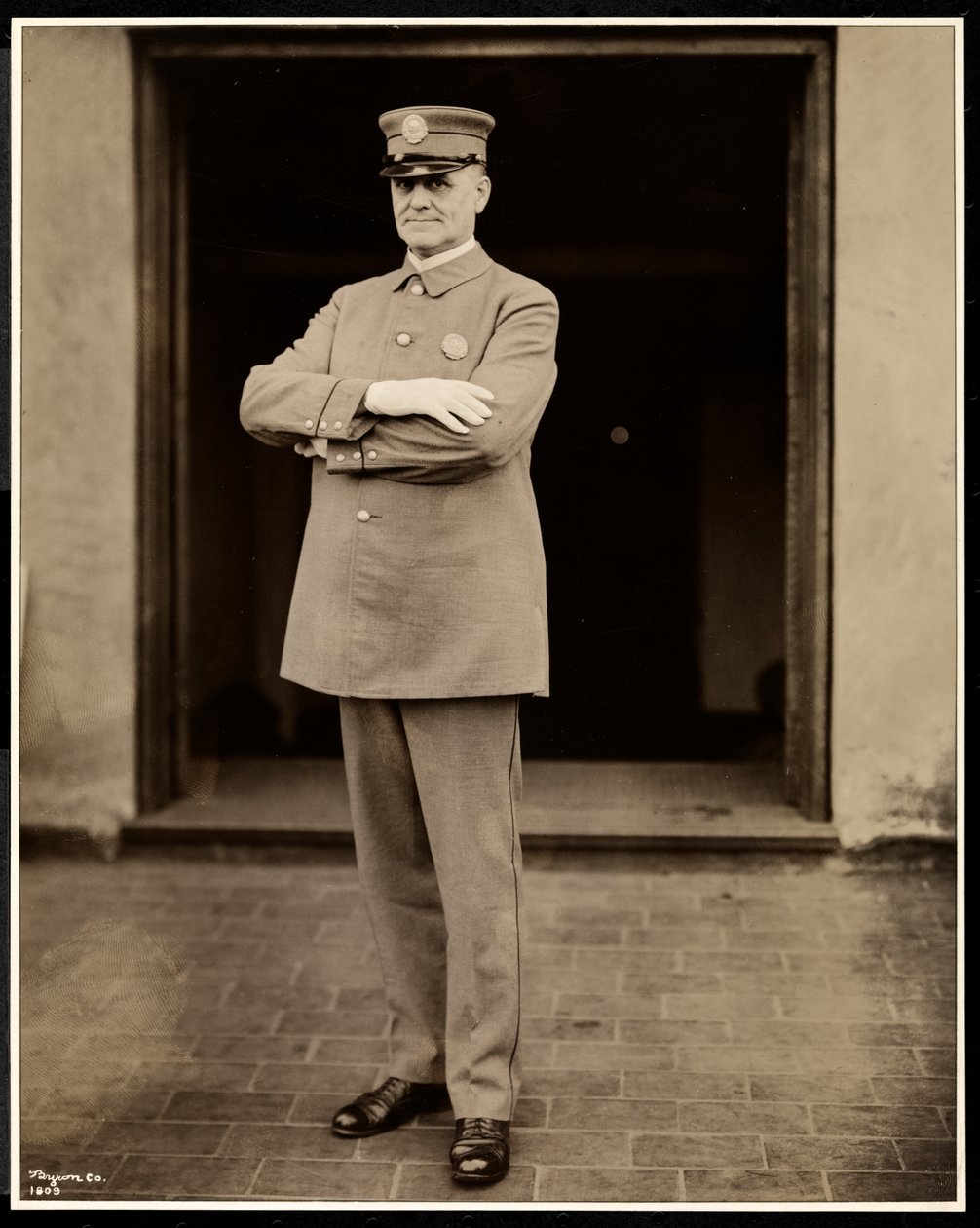 Portret van de langste politieagent in het Hotel Commodore, 1922 door Byron Company