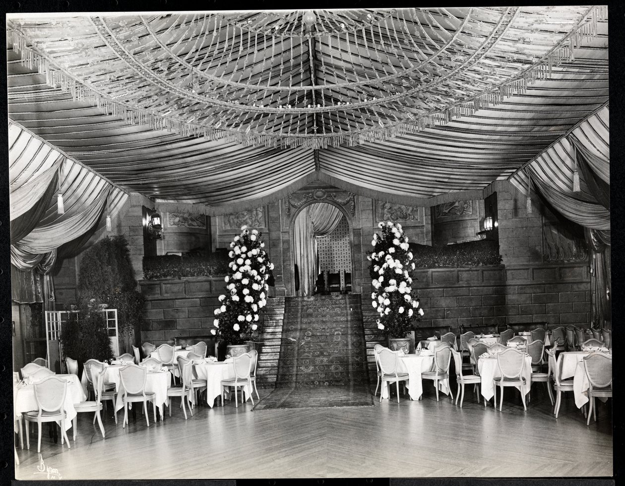 Ontvangstruimte in het Ritz-Carlton Hotel, 1915 of 1916 door Byron Company