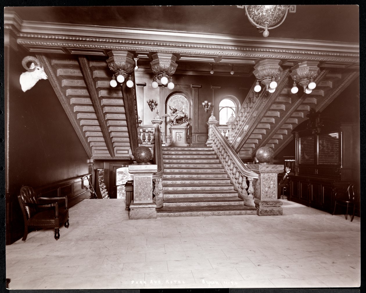 Trap in het Park Avenue Hotel, 1901 of 1902 door Byron Company