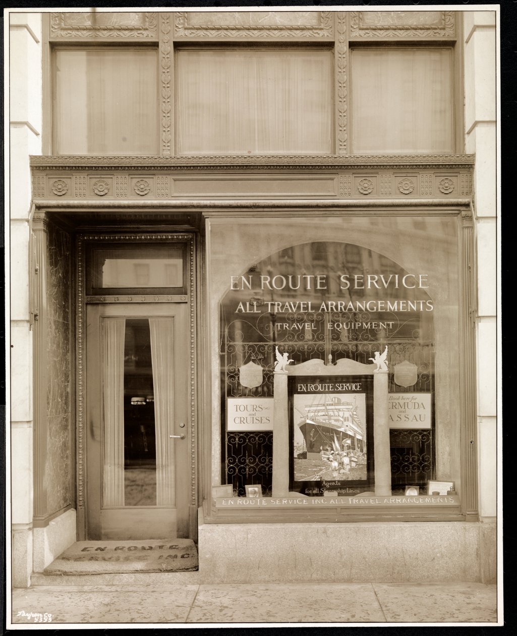 Winkelpui van En Route Service, Inc., in het Savoy Plaza Hotel, 59th Street en 5th Avenue, New York, 1928 (zilveren gelatin afdruk) door Byron Company