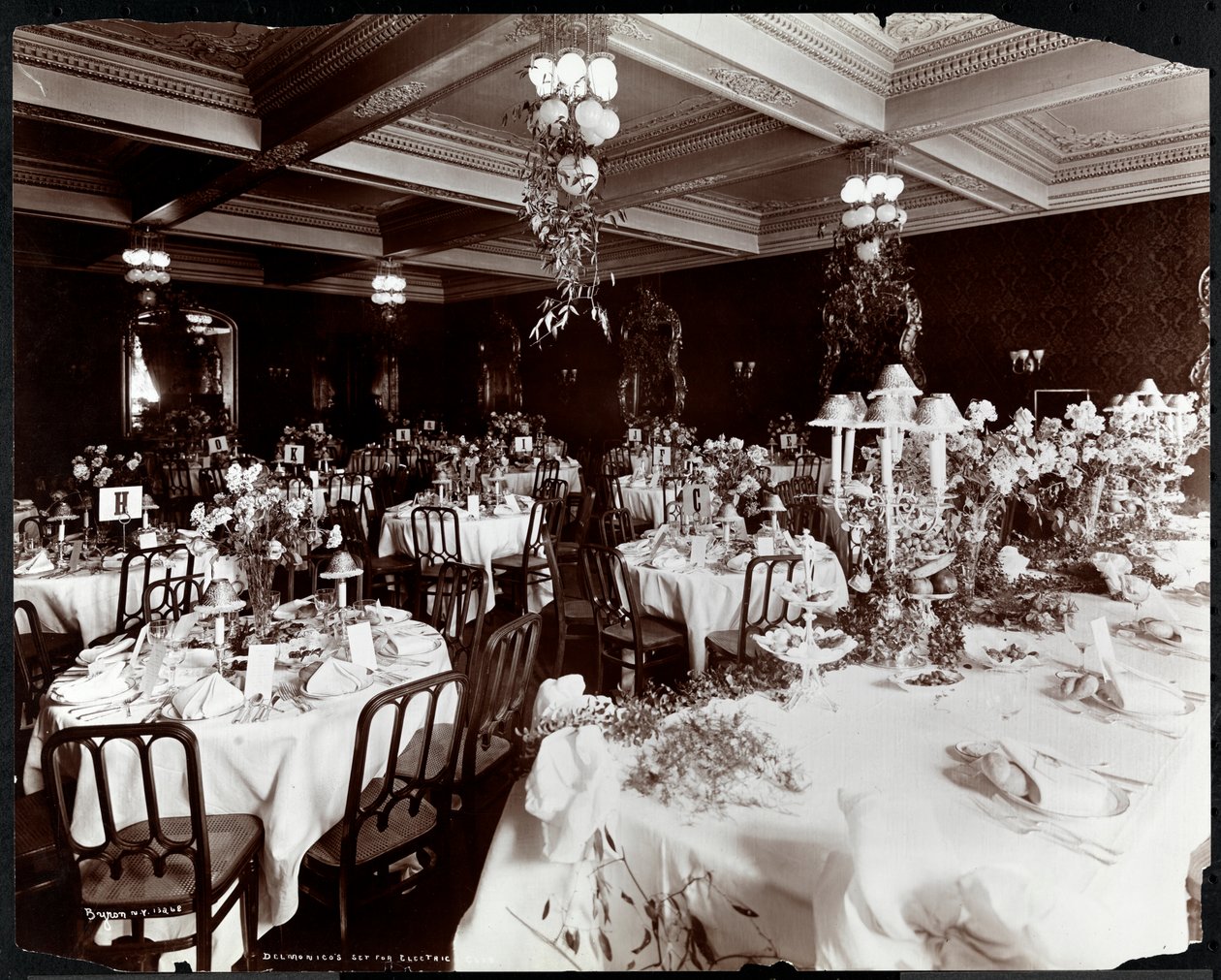 Tafels gedekt voor het banket van de Electric Club in Hotel Delmonico, 1902 (zilveren gelatin afdruk) door Byron Company