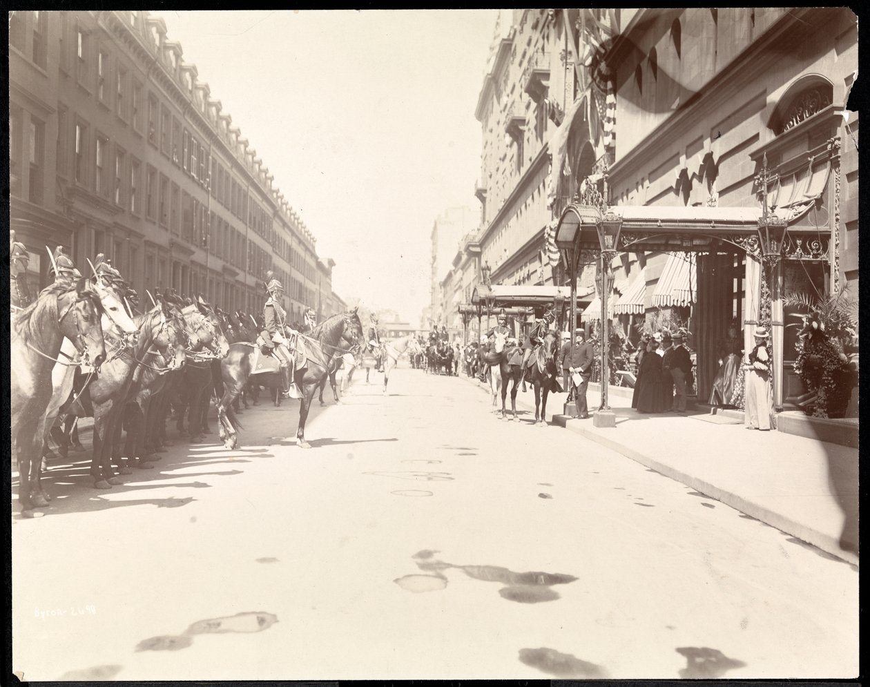 Het personeel van de Gouverneur wacht op de aankomst van Li Hung Chang in het Waldorf Astoria Hotel, New York, 1896 door Byron Company